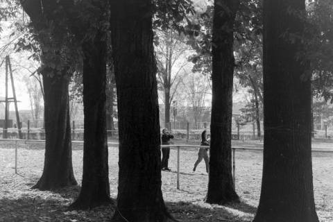 ARH NL Mellin 02-160/0005, Zwei Jungen beim Spielen auf einem Spielplatz, um 1975