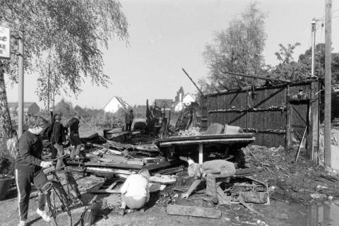 ARH NL Mellin 02-160/0006, Jugendliche bei den Überresten eines Restaurants (Tien...?), um 1975