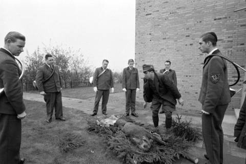 ARH NL Mellin 02-160/0007, Ehrung des erlegten Wildes nach einer Jagd vor der St. Hubertus Kirche, Wennigsen, um 1975