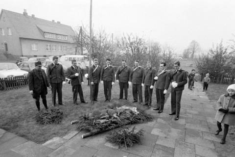 ARH NL Mellin 02-160/0008, Ehrung des erlegten Wildes nach einer Jagd vor der St. Hubertus Kirche, Wennigsen, um 1975