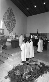 ARH NL Mellin 02-160/0009, Ehrung des erlegten Wildes nach einer Jagd in der St. Hubertus Kirche, Wennigsen, um 1975