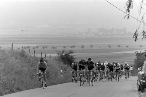 ARH NL Mellin 02-160/0010, Radsportler bei einer Bergfahrt bei Gehrden, um 1975