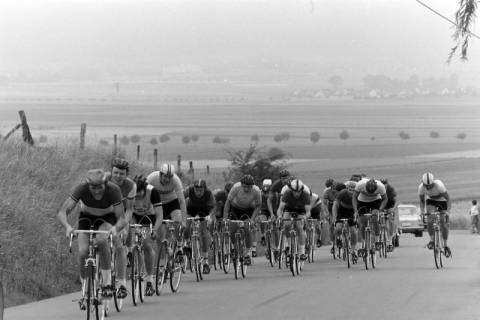 ARH NL Mellin 02-160/0011, Radsportler bei einer Bergfahrt bei Gehrden, um 1975
