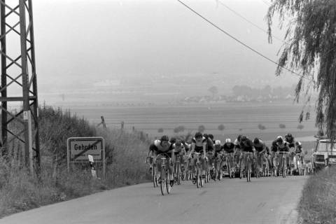 ARH NL Mellin 02-160/0013, Radsportler bei einer Bergfahrt bei Gehrden, um 1975