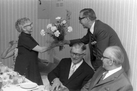 ARH NL Mellin 02-161/0004, Ehrung einer Frau, um 1975