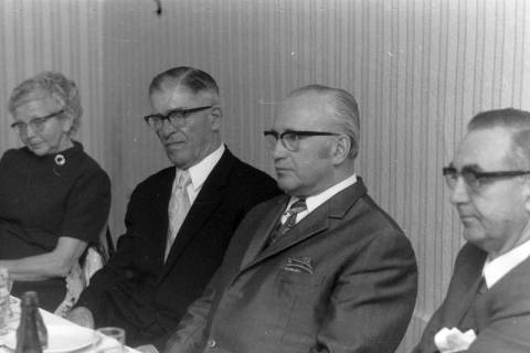 ARH NL Mellin 02-161/0005, Personen bei einer Ehrung(?), um 1975