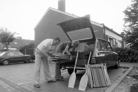ARH NL Mellin 02-161/0017, Mann und Frau beim Einräumen eines Kofferraumes für den Urlaub, um 1975