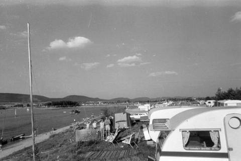 ARH NL Mellin 02-163/0009, Blick über einen Campingplatz und den angrenzenden Fluss (Weser?), um 1970