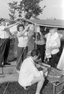 ARH NL Mellin 02-163/0010, Personen hängen Lampions an einem Zelt auf, um 1975