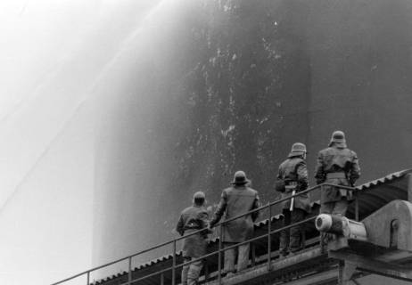 ARH NL Mellin 02-163/0017, Löscharbeiten der Freiwilligen Feuerwehr bei einem Silobrand in der Zuckerfabrik Sehnde, wohl 1971