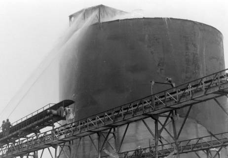 ARH NL Mellin 02-163/0019, Löscharbeiten der Freiwilligen Feuerwehr bei einem Silobrand in der Zuckerfabrik Sehnde, wohl 1971