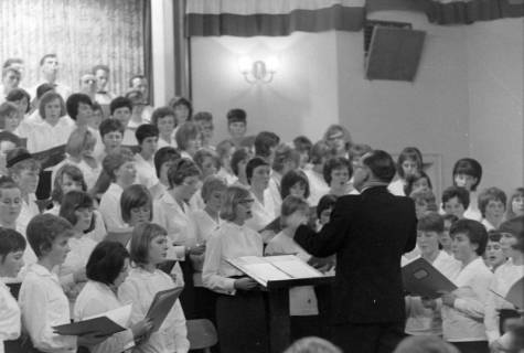 ARH NL Mellin 02-164/0009, Auftritt eines Schulchores aus Burgdorf (bei der Gala mit deutschen Volksliedern in Vanves?), ohne Datum