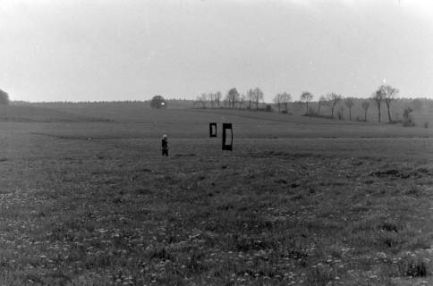 ARH NL Mellin 02-164/0012, Fotograf auf einer Wiese, um 1975