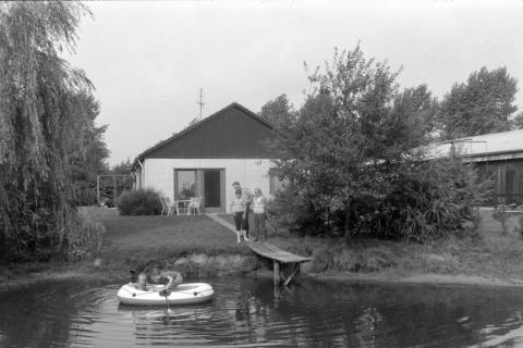 ARH NL Mellin 02-164/0020, Kinder in einem Schlauchboot auf einem Teich im Garten, um 1975