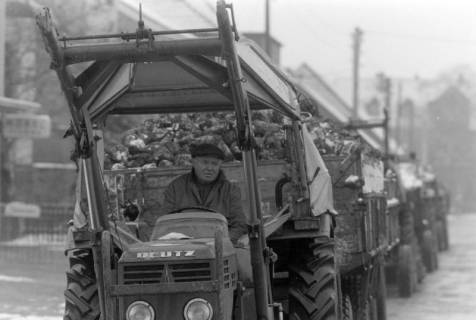ARH NL Mellin 02-166/0001, Traktor mit mehreren mit Zuckerrüben gefüllten Anhängern, um 1975