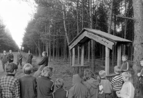 ARH NL Mellin 02-166/0013, Eröffnung(?) des Waldsportpfades Rundshorn, Wedemark, um 1975