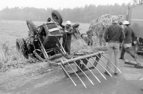 ARH NL Mellin 02-166/0014, Verunglückter Traktor am Straßenrand, um 1975