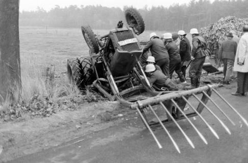 ARH NL Mellin 02-166/0015, Verunglückter Traktor am Straßenrand, um 1975