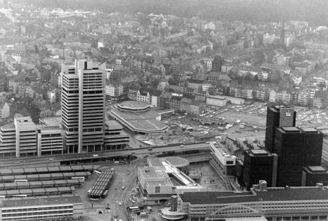 ARH NL Mellin 02-168/0014, Raschplatz mit Wertheim Kaufhaus und Raschplatzhochstraße und Kulturzentrum Pavillon, Hannover, um 1975
