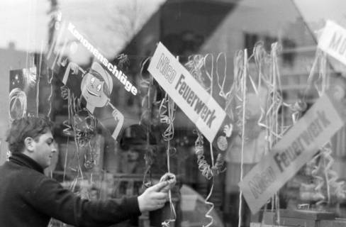 ARH NL Mellin 02-168/0015, Werbung für "Nico Feuerwerk" in einem Schaufenster, um 1975