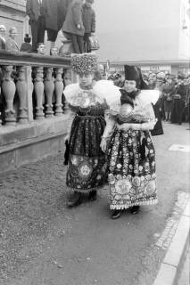 ARH NL Mellin 02-168/0019, Braut in Schaumburger Tracht vor der Stadtkirche, Bückeburg, um 1975