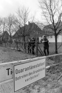 ARH NL Mellin 02-169/0003, Personen am Zaun einer Quarantänestation stehend, um 1975