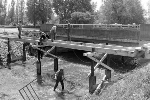 ARH NL Mellin 02-170/0025, Bau einer Fußgängerbrücke über die Aue durch das Technische Hilfswerk (THW), Burgdorf, um 1965