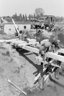 ARH NL Mellin 02-170/0026, Bau einer Fußgängerbrücke über die Aue durch das Technische Hilfswerk (THW), Burgdorf, um 1965