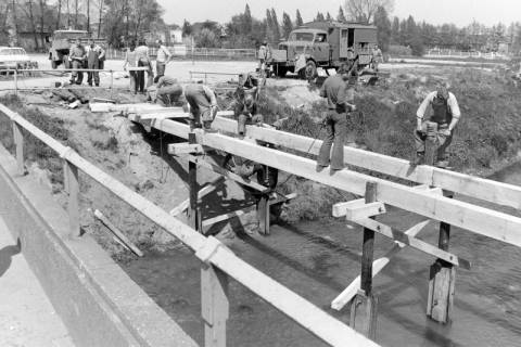 ARH NL Mellin 02-170/0027, Bau einer Fußgängerbrücke über die Aue durch das Technische Hilfswerk (THW), Burgdorf, um 1965