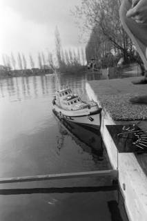 ARH NL Mellin 02-171/0005, Ferngesteuertes Modellschiff "Grimmershörn" auf dem Wasser, um 1975
