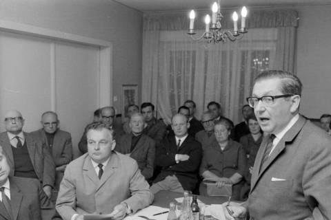 ARH NL Mellin 02-171/0008, Männer bei einer Sitzung(?), um 1975