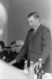 ARH NL Mellin 02-171/0010, Sprecher bei einer Sitzung(?), um 1975