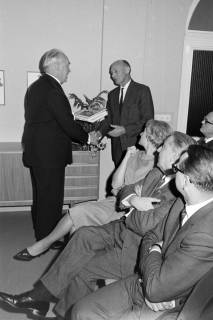 ARH NL Mellin 02-171/0014, Überreichung von Büchern an einen Mann, um 1975
