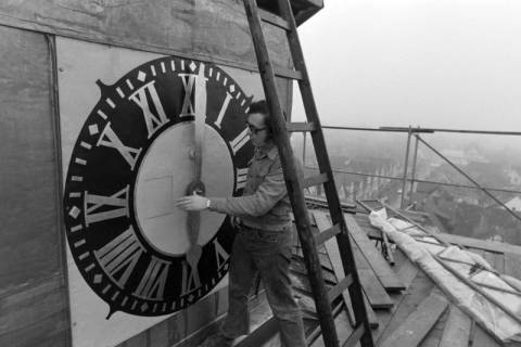 ARH NL Mellin 02-175/0006, Arbeiten am Ziffernblatt der Pankratiuskirche, Burgdorf, um 1970