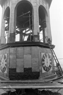 ARH NL Mellin 02-175/0007, Arbeiten an dem Ziffernblatt der Pankratiuskirche, Burgdorf, um 1970