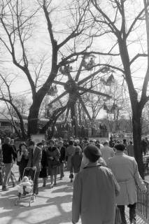 ARH NL Mellin 02-176/0003, Menschen vor dem Miniatur-Riesenrad (Russenrad) im Tivoli, Kopenhagen, um 1970