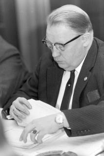 ARH NL Mellin 02-179/0011, Mann bei einer Sitzung, um 1970