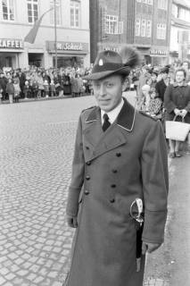 ARH NL Mellin 02-181/0001, Jäger(?) vor der Stadtkirche, Bückeburg, um 1970