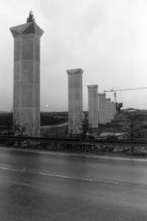 ARH NL Mellin 02-188/0002, Stützpfeiler einer im Bau befindlichen Brücke, um 1970