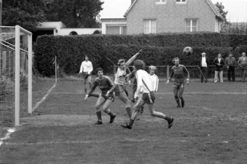 ARH NL Mellin 02-189/0009, Fußballspiel auf dem Sportplatz Nettelrede, um 1970