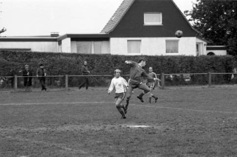 ARH NL Mellin 02-189/0010, Fußballspiel auf dem Sportplatz Nettelrede, um 1970