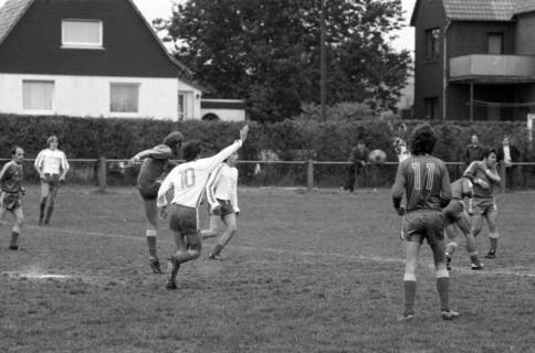ARH NL Mellin 02-189/0011, Fußballspiel auf dem Sportplatz Nettelrede, um 1970