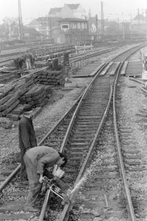 ARH NL Mellin 02-190/0008, Arbeiten an den Schienen beim Stellwerk Lpm, Lehrte, um 1970