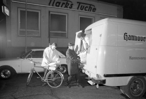 ARH NL Mellin 02-190/0011, Ausgabe der Hannoverschen Allgemeinen Zeitung (HAZ) an einen Fahrradkurier(?), Hannover-Mitte, um 1970