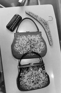 ARH NL Mellin 02-190/0014, Bestickte Handtaschen und Kleiderbügel, um 1970