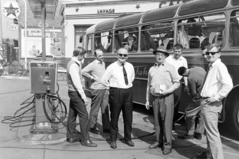 ARH NL Mellin 02-190/0018, Personen an einer Caltex Tankstelle neben einem Bus für eine Sonderfahrt von Burgdorf nach Frankreich?, Belgien(?), um 1970