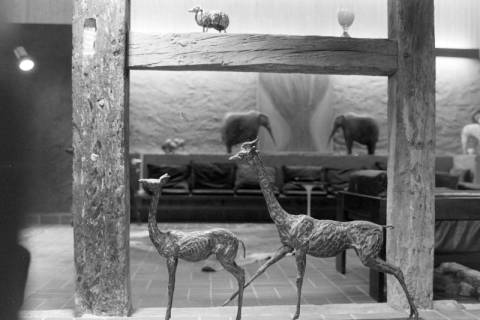 ARH NL Mellin 02-192/0002, Tierskulpturen in einem Wohnzimmer, um 1970