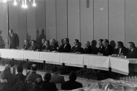 ARH NL Mellin 02-192/0013, Männer bei einer Versammlung, um 1970