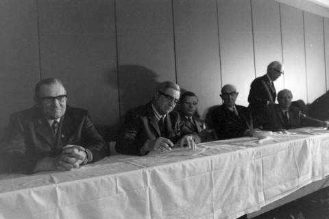 ARH NL Mellin 02-192/0014, Männer unterzeichnen ein Dokument bei einer Versammlung, um 1970