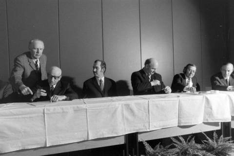 ARH NL Mellin 02-192/0015, Männer unterzeichnen ein Dokument bei einer Versammlung, um 1970